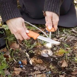 Light My Fire Fireknife 2-i-1 Kniv & Tennstål 13 Light My Fire Fireknife 2-i-1 Kniv & Tennstål -Osprey Butikk 7 swedish fireknife in use