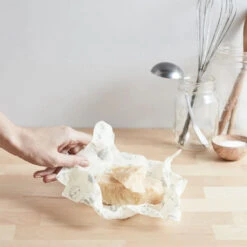 Reusable Beeswax Food Wrap Matpapir (1pk) 10 Reusable Beeswax Food Wrap Matpapir (1pk) -Osprey Butikk Abeego Beeswax Food Wrap Medium matpakke