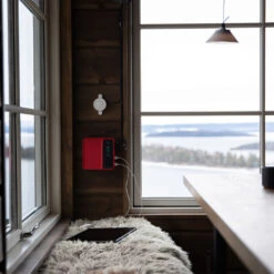 Home 800 Solar System (Solcellebelysning) -Osprey Butikk BRIGHT Home 800 Solar Home System inne hytta