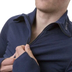 Brynje Arctic Zip Polo W/Thumbgrip (Herre) -Osprey Butikk Brynje Arctic Zip Polo w thumbgrip Herre modell detalj