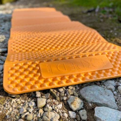 Exped FlexMat Liggeunderlag -Osprey Butikk EXPED FlexMat Liggeunderlag paa steiner
