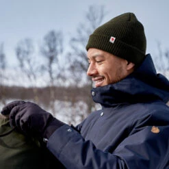 Tab Hat Strikkelue -Osprey Butikk Fjellreven Tab Hat Strikkelue herre modell ansikt