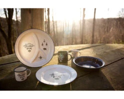 Emaljekopp "Adventure Begins" -Osprey Butikk GentsHardware SS16Lifestyle EnamelSunset 1 HI 1000x800 1