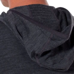 Icebreaker Descender LS Zip Hettegenser (Herre) -Osprey Butikk Icebreaker Descender LS Zip Hood Hettegenser modell hette detalj