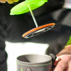 Jetboil Kaffepresser (tilbehør) -Osprey Butikk Jetboil Kaffepresser over kjele