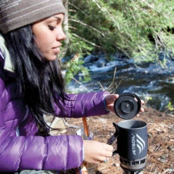 Jetboil ZIP Stormkjøkken (0,8 Liter) -Osprey Butikk Jetboil Zip Stormkjokken Carbon modell ute paa tur