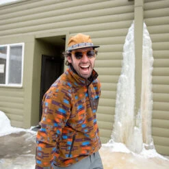 KAVU Organic Strapcap -Osprey Butikk KAVU Organic Strap Cap modell hus