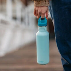 Klean Kanteen Classic 800ml Drikkeflaske (m/Sport Cap) -Osprey Butikk Klean Kanteen Classic 800ml Drikkeflaske Blue Tint modell detalj