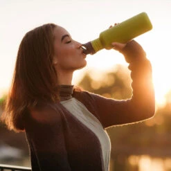 Klean Kanteen Classic 800ml Drikkeflaske (m/Sport Cap) -Osprey Butikk Klean Kanteen Classic 800ml Drikkeflaske Green Apple modell drikker