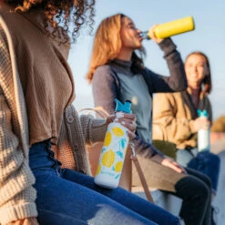 Klean Kanteen Classic 800ml Drikkeflaske (m/Sport Cap) -Osprey Butikk Klean Kanteen Classic 800ml Drikkeflaske modell ute