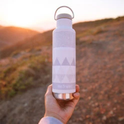 Klean Kanteen Isolerende 592ml Classic Termoflaske (m/Loop Cap) -Osprey Butikk Klean Kanteen Isolerende 592ml Classic Termoflaske Salt Flakes sol