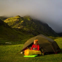 MSR Hubba Hubba NX Telt (2-Personer) -Osprey Butikk MSR Hubba Hubba NX Telt 2 Personer dame gronne fjell stemning