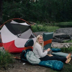 MSR Hubba Hubba NX Telt (2-Personer) -Osprey Butikk MSR Hubba Hubba NX Telt 2 Personer dame sitter