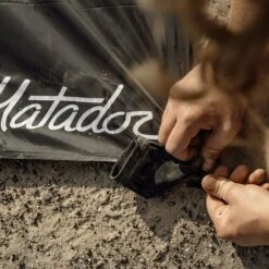 Matador Pocket Blanket 3.0 -Osprey Butikk Matador Pocket Blanket Black Lifestyle 3 2000x aa8b5310 e23e 4514 a871 3634094ad52c