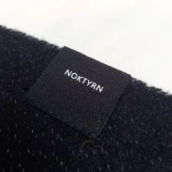 Nora - Reflekterende Ullskjerf -Osprey Butikk NOKTYRN Nora Reflekterende Ullskjerf merkelapp