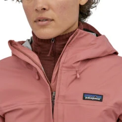 Patagonia Torrentshell 3L Jacket Regnjakke (Dame) -Osprey Butikk Patagonia Torrentshell 3L Jacket Regnjakke Dame Modell detalj