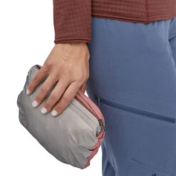 Patagonia Torrentshell 3L Jacket Regnjakke (Dame) -Osprey Butikk Patagonia Torrentshell 3L Jacket Regnjakke Dame Modell sammenpakket