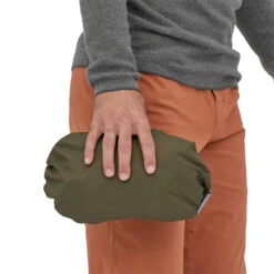 Patagonia Torrentshell 3L Jacket Regnjakke (Herre) -Osprey Butikk Patagonia Torrentshell 3L Jacket Regnjakke Herre modell sammenpakket