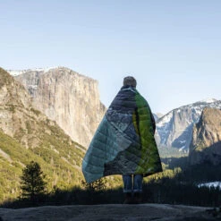 Rumpl The Original Puffy Blanket (Yosemite) -Osprey Butikk Rumpl The Original Puffy Blanket Yosemite fjellstemning
