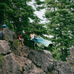 Rumpl The Original Puffy Blanket Turpledd (Cascade Fade Green) -Osprey Butikk Rumpl The Original Puffy Blanket Turpledd Cascade Green Fade modell par tur ute