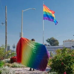 Rumpl The Original Puffy Blanket Turpledd (Rainbow Fade) -Osprey Butikk TPPB RF1 1 RAINBOW FADE OG PUFFY 1P STUFFSACK LIFESTYLE2 web res