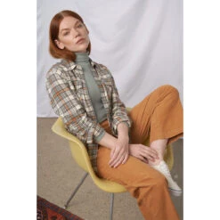 United By Blue Responsible Flanellskjorte - Juniper (Dame) -Osprey Butikk United By Blue Responsible Flanellskjorte Dame Juniper modell stol