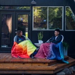 Rumpl The Original Puffy Blanket Turpledd (Rainbow Fade) -Osprey Butikk X 211015 Lifestyle OGPuffy ArizonaFade RainbowFade SamsonHatae 003