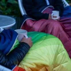 Rumpl The Original Puffy Blanket Turpledd (Rainbow Fade) -Osprey Butikk X 211015 Lifestyle OGPuffy ArizonaFade RainbowFade SamsonHatae 048