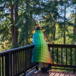 Rumpl The Original Puffy Blanket Turpledd (Rainbow Fade) -Osprey Butikk X 211015 Lifestyle OGPuffy RainbowFade SamsonHatae 007