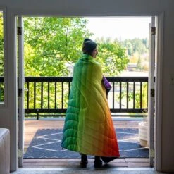 Rumpl The Original Puffy Blanket Turpledd (Rainbow Fade) -Osprey Butikk X 211015 Lifestyle OGPuffy RainbowFade SamsonHatae 020